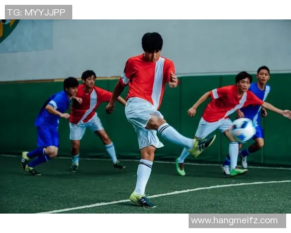 从贫民窟到绿茵场足球明星的奋斗与梦想之路